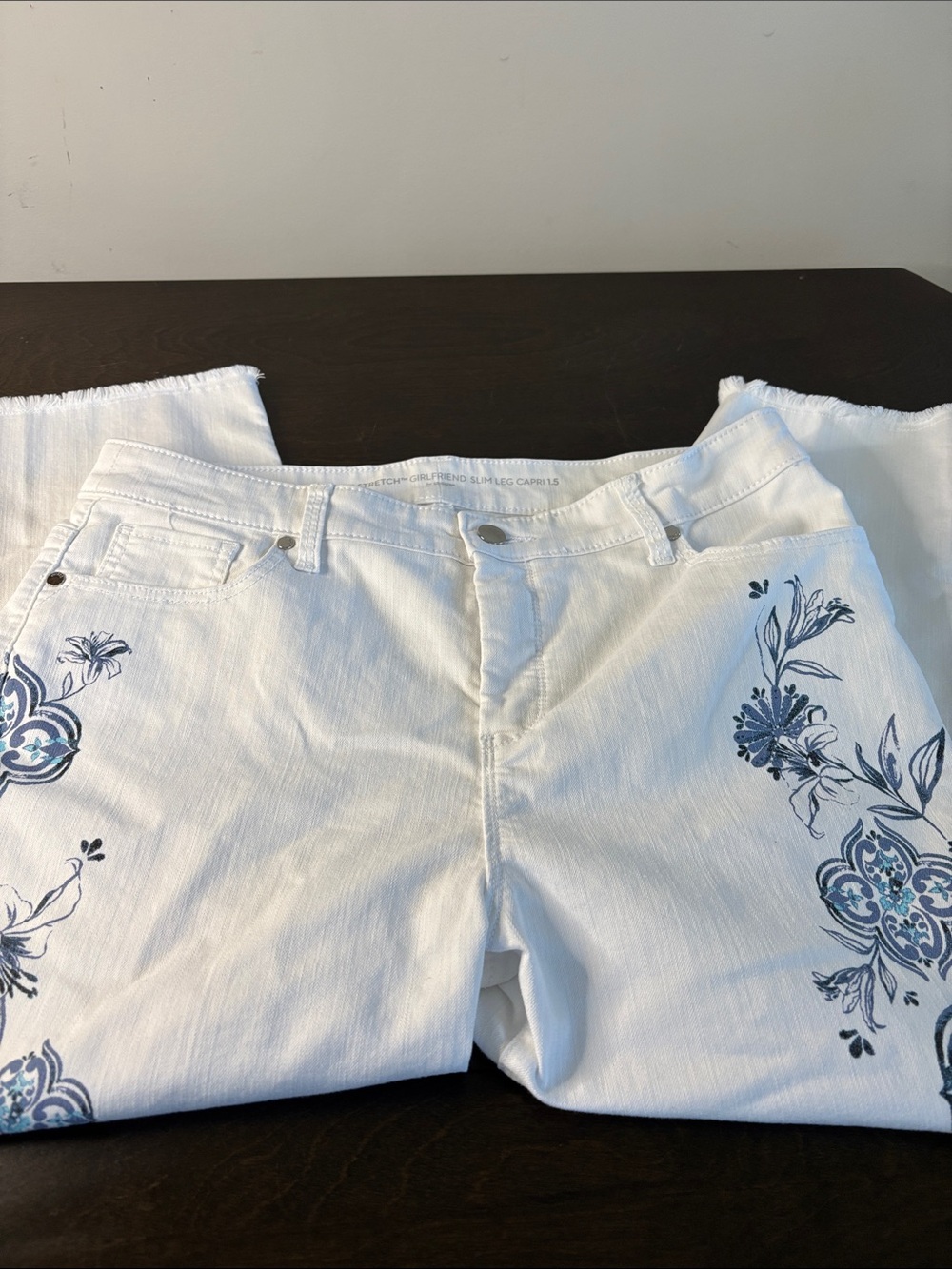 Chicos White Cropped Jeans with Blue Floral Embroidery Medium Size 10